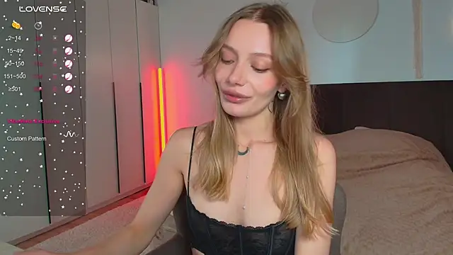 LunaticaBae online show from October 2025 06:25:02 AM