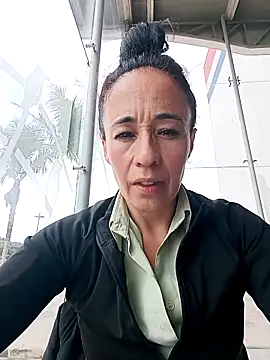 Snapshot of Coeur_de_luxure chatting on February 2026 03:32:02 PM Coeur de luxure online show from February 2026 03:32:02 PM