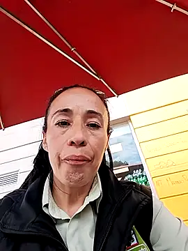 Snapshot of Coeur_de_luxure chatting on December 2025 06:10:02 PM Coeur de luxure online show from December 2025 06:10:02 PM