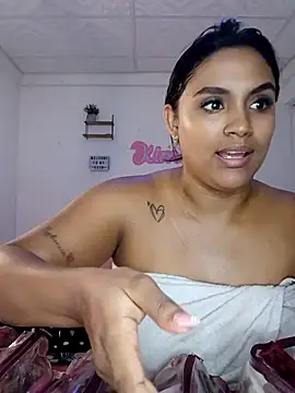 Snapshot of victoria_roussee chatting on December 2025 04:40:02 AM victoria roussee online show from December 2025 04:40:02 AM