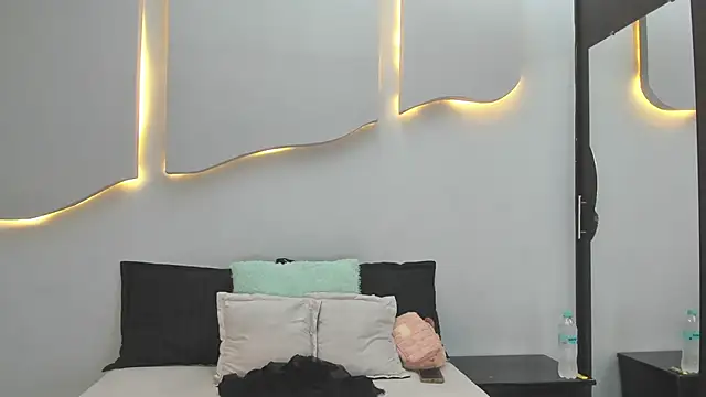 Snapshot of EmilyDiaaz chatting on April 2026 12:12:01 PM EmilyDiaaz online show from April 2026 12:12:01 PM