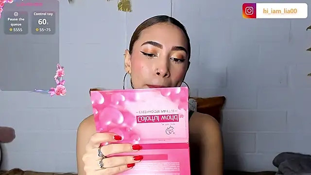 LiaHansson online show from November 2025 07:18:01 PM