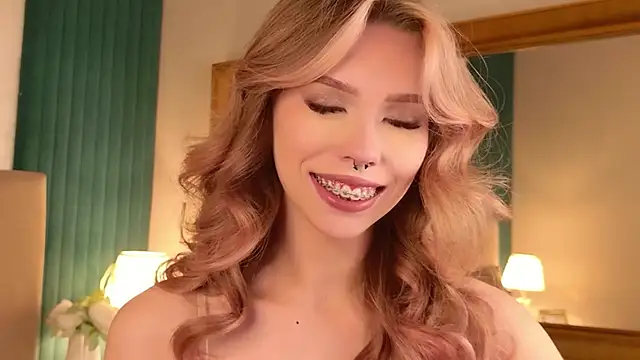Snapshot of Sierra_Fane chatting on July 2026 06:20:02 AM Sierra Fane online show from July 2026 06:20:02 AM