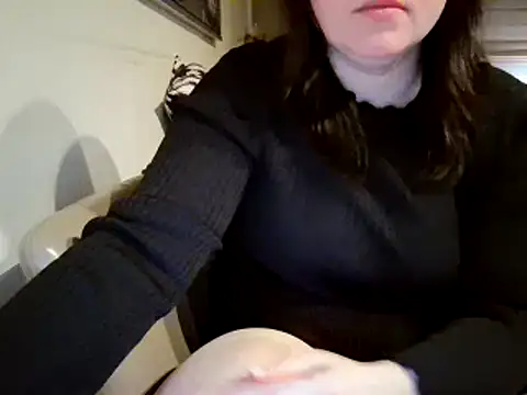 Snapshot of KamillaLaLove chatting on February 2025 09:44:02 PM KamillaLaLove online show from February 2025 09:44:02 PM