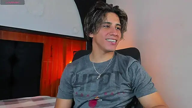 Snapshot of Allex_Cano chatting on September 2025 10:05:02 PM Allex Cano online show from September 2025 10:05:02 PM
