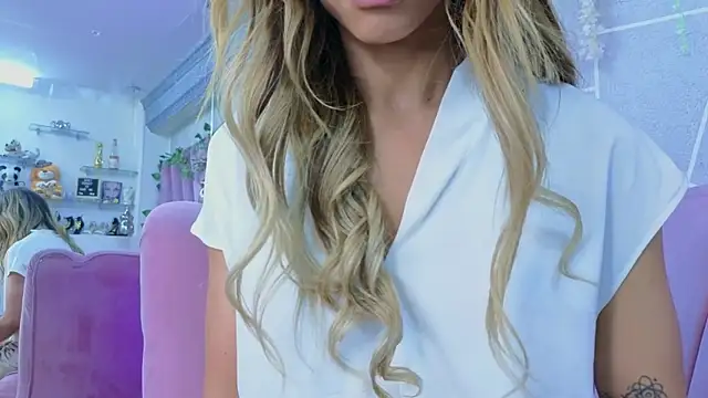 Snapshot of EmmyCortez chatting on November 2025 12:21:01 PM EmmyCortez online show from November 2025 12:21:01 PM