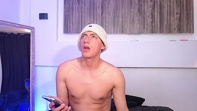 Snapshot of aron_and_paula chatting on November 2025 04:05:02 AM aron and paula online show from November 2025 04:05:02 AM