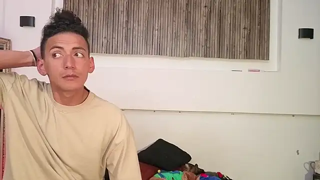 Snapshot of aron_and_paula chatting on October 2025 03:58:01 AM aron and paula online show from October 2025 03:58:01 AM