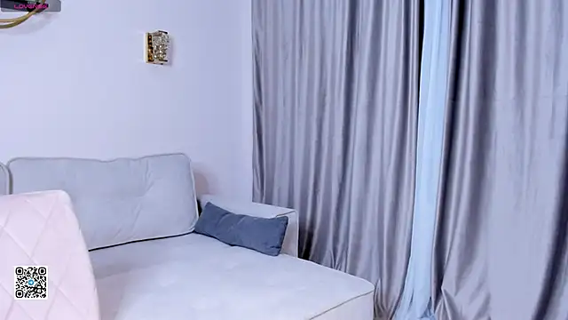 Snapshot of SunnivaCovil chatting on March 2025 03:40:01 PM SunnivaCovil online show from March 2025 03:40:01 PM