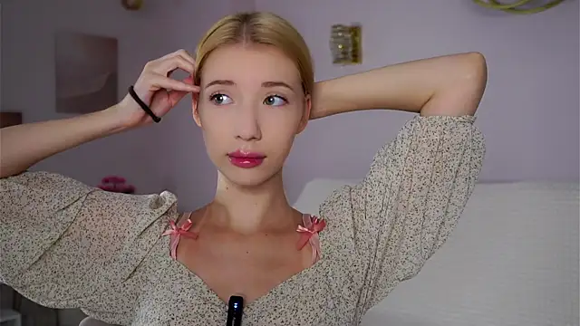 Snapshot of SunnivaCovil chatting on November 2025 02:38:02 PM SunnivaCovil online show from November 2025 02:38:02 PM