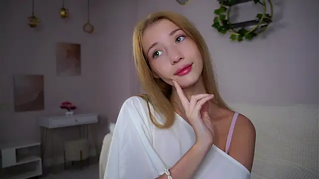 Snapshot of SunnivaCovil chatting on October 2025 01:33:02 PM SunnivaCovil online show from October 2025 01:33:02 PM