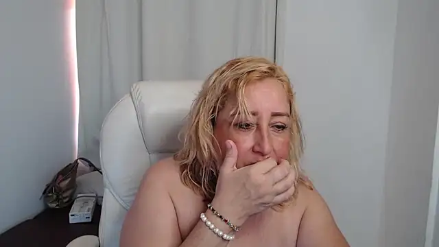 Snapshot of Mature_2025 chatting on October 2025 06:41:02 PM Mature 2025 online show from October 2025 06:41:02 PM