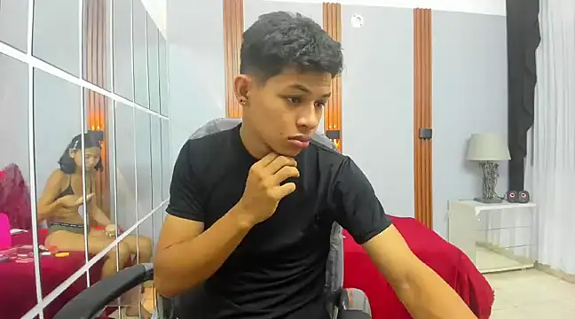 Snapshot of leslieanddrako chatting on February 2025 10:50:02 PM leslieanddrako online show from February 2025 10:50:02 PM