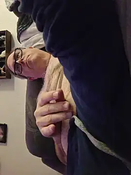 Snapshot of Smallone327 chatting on March 2026 05:47:01 AM Smallone327 online show from March 2026 05:47:01 AM