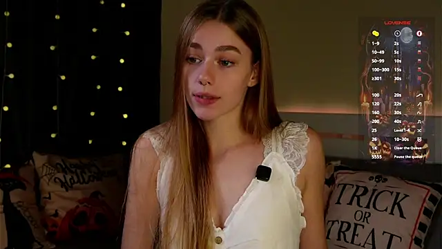 Snapshot of EmilaMills chatting on October 2025 12:17:01 PM EmilaMills online show from October 2025 12:17:01 PM