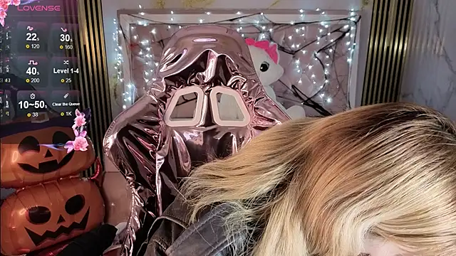 lili conor s online show from October 2025 04:25:02 AM
