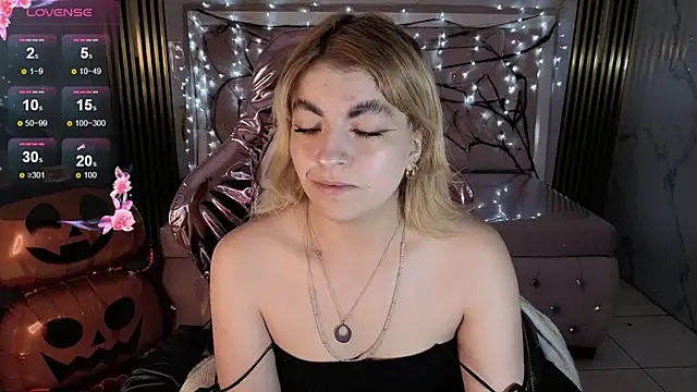 lili conor s online show from October 2025 03:28:02 AM