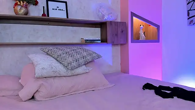 Lucia Brown  online show from March 2025 07:06:01 PM