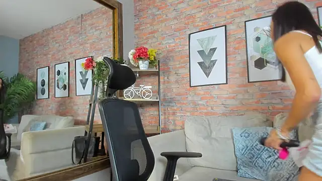 Lucia Brown  online show from October 2025 08:00:01 PM