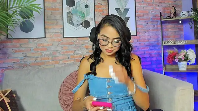 Lucia Brown  online show from September 2025 09:20:02 PM