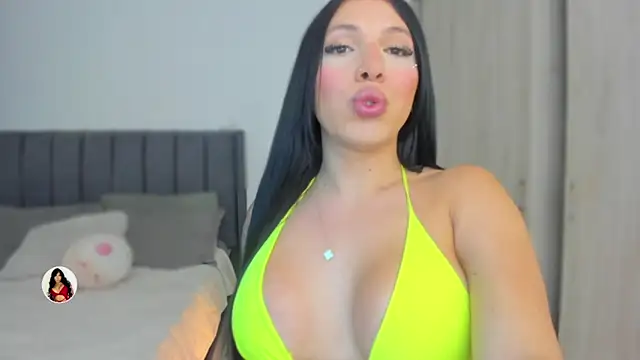 Snapshot of valeviutton chatting on November 2025 11:52:01 PM valeviutton online show from November 2025 11:52:01 PM