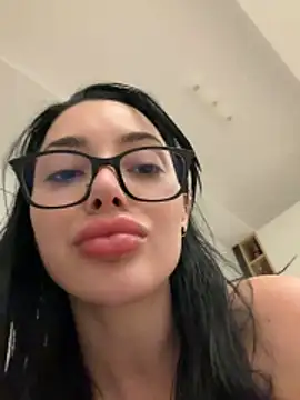 Mia Splash online show from April 2026 05:25:01 PM