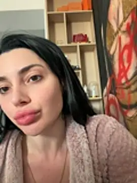 Mia Splash online show from April 2026 03:03:01 PM