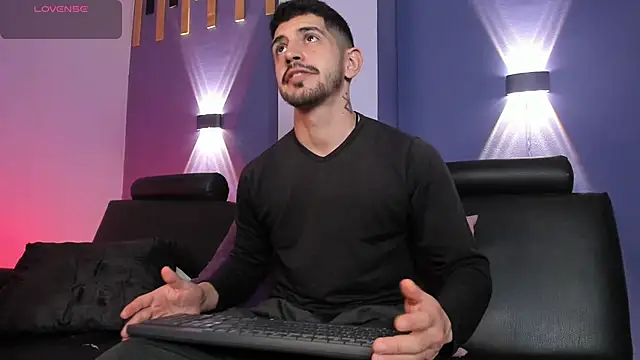 AlejandroStormm online show from June 2026 07:03:02 AM