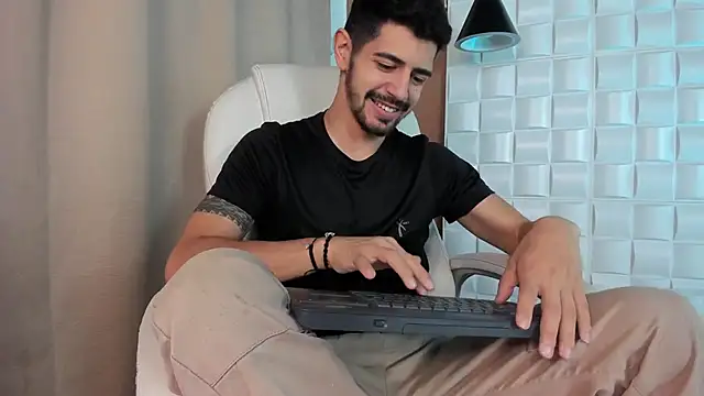 AlejandroStormm online show from October 2025 08:32:01 PM