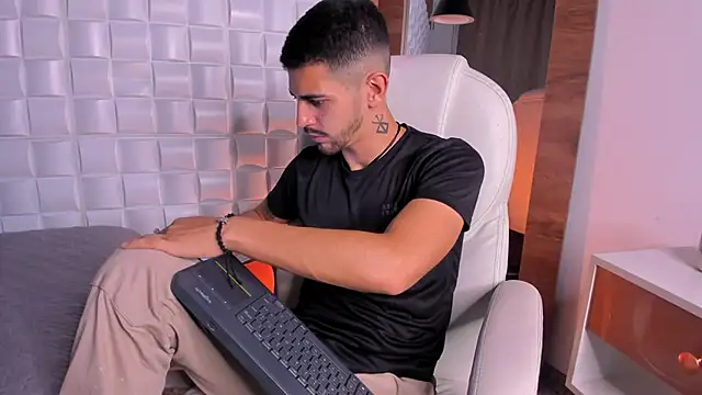 AlejandroStormm online show from November 2025 03:16:01 AM