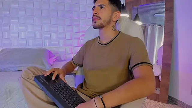 AlejandroStormm online show from October 2025 07:58:01 PM