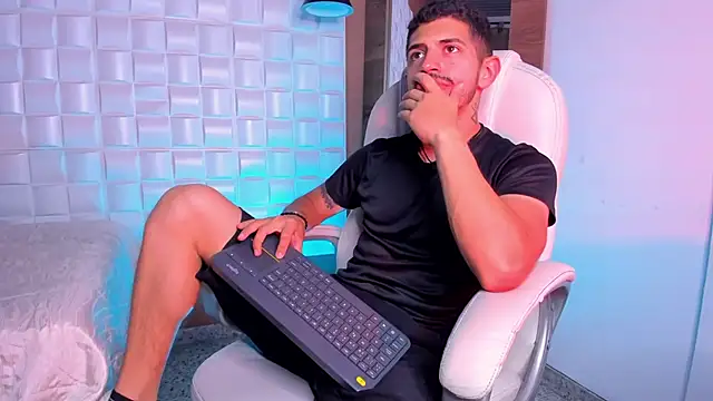 AlejandroStormm online show from December 2025 08:17:02 PM