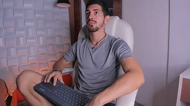 AlejandroStormm online show from November 2025 08:20:01 PM