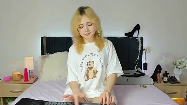 EmilyAngells online show from November 2025 07:56:01 AM