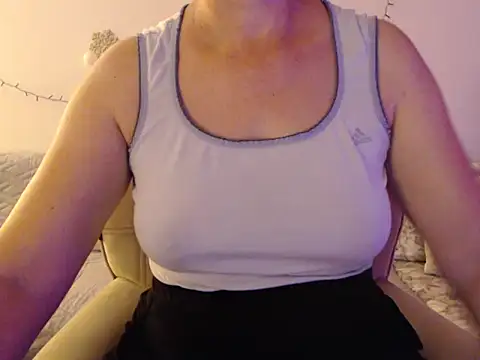 Snapshot of YourfantasyGiuly chatting on June 2026 09:03:01 AM YourfantasyGiuly online show from June 2026 09:03:01 AM