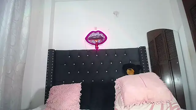 AprilHotty online show from April 2026 09:32:01 PM