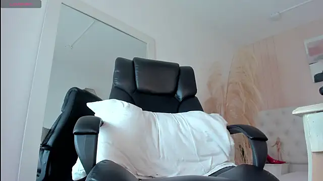 Snapshot of CHANELL_11INCHES chatting on March 2025 08:29:02 PM CHANELL 11INCHES online show from March 2025 08:29:02 PM