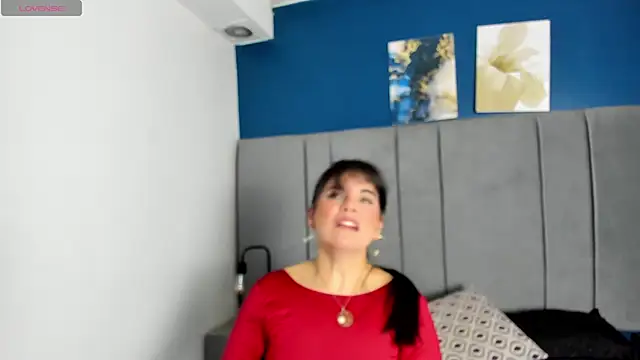 laura hotties online show from December 2025 01:26:02 PM