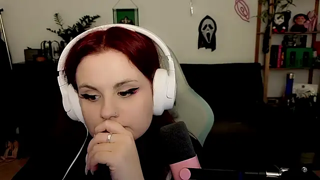 Snapshot of Della_Ideal chatting on December 2025 08:04:02 PM Della Ideal online show from December 2025 08:04:02 PM