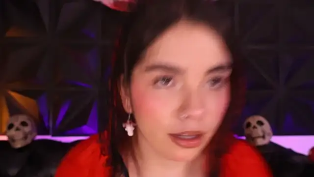 DaphneGlas online show from October 2025 01:09:01 PM