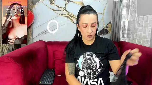 Bella williamss  online show from April 2026 08:01:02 PM