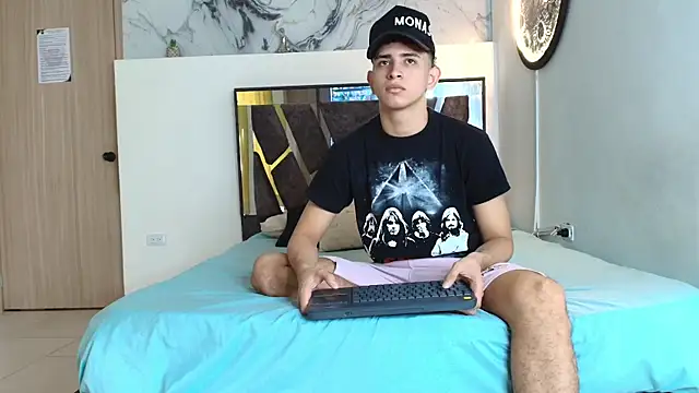 Snapshot of KING_OFF_BOYS chatting on November 2025 01:37:01 PM KING OFF BOYS online show from November 2025 01:37:01 PM