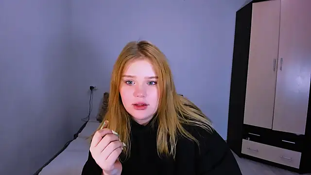 Snapshot of LaseyMoon chatting on December 2025 09:33:02 AM LaseyMoon online show from December 2025 09:33:02 AM