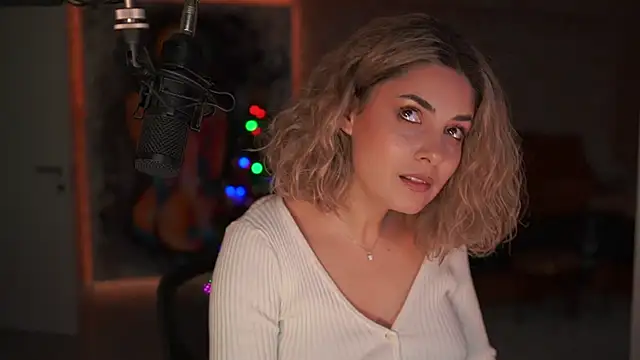 Snapshot of _Allie_ chatting on December 2025 01:17:02 PM Allie online show from December 2025 01:17:02 PM