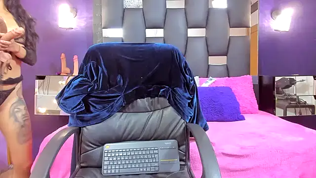 EMYCLARK01 online show from May 2026 04:27:01 AM