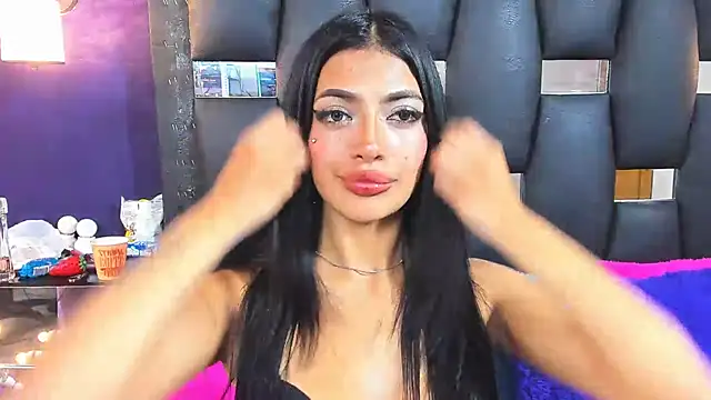 Snapshot of EMYCLARK01 chatting on September 2025 01:06:02 AM EMYCLARK01 online show from September 2025 01:06:02 AM