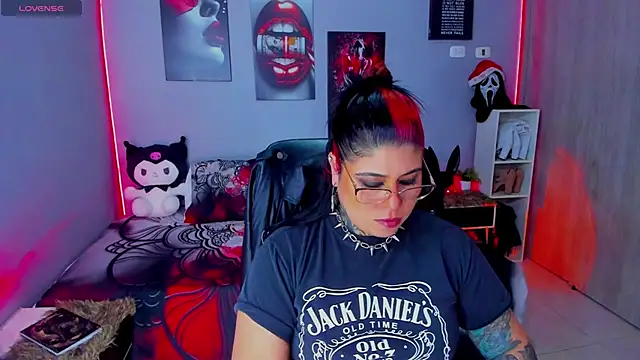 Veronika metal online show from November 2025 07:28:01 PM