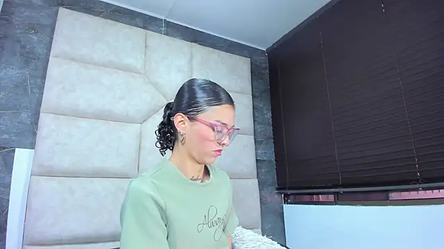 Snapshot of Vaiolett_Smith chatting on April 2026 02:43:02 PM Vaiolett Smith online show from April 2026 02:43:02 PM