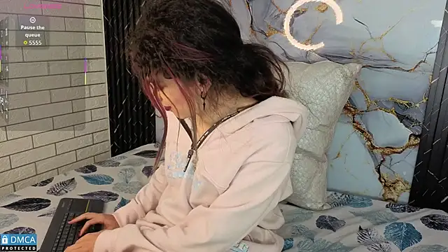 Snapshot of MaeveKuro chatting on November 2025 03:21:01 AM MaeveKuro online show from November 2025 03:21:01 AM