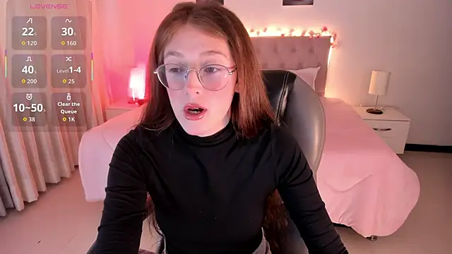 Emily Warren  online show from November 2025 07:39:01 PM